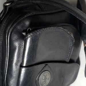 DICKENS BLACK LEATHER HANDBAG. ITALY.